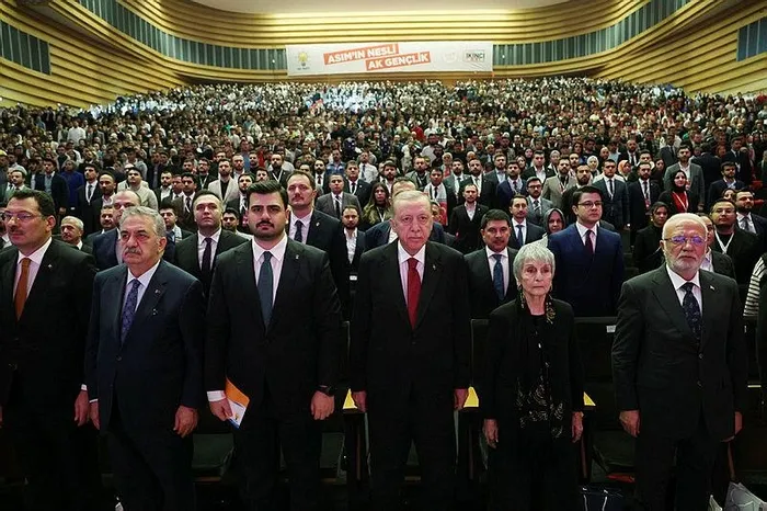 baskan-erdogan-chpyi-demi-birbirine-vurdu-siyasi-kuklalar-ozgur-ozele-es-baskanlik-golu-1703541131296.jpeg