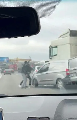 TEM'de çekiçli dehşet! Yol verme tartışması kavgaya döndü
