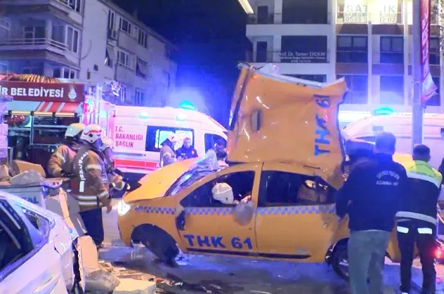 Aydınlatma direğine çarpan taksi takla attı: 3'ü ağır 4 yaralı