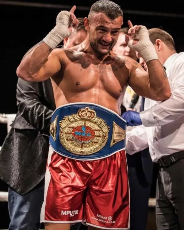 75-profesyonel-macta-yenilmeyen-boksor-musa-askan-yamak-kalbine-yenildi-1652651563631.jpeg 75 profesyonel maçta yenilmeyen boksör Musa Askan Yamak kalbine yenildi-3