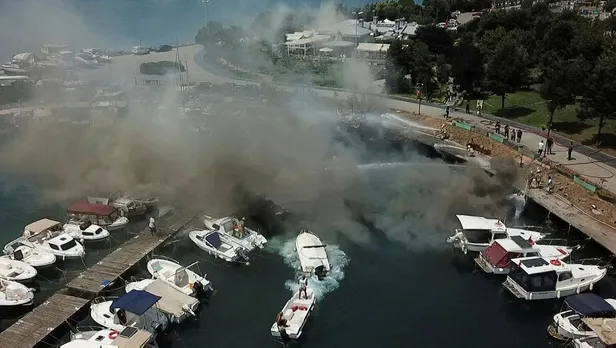 Son dakika: Maltepe Sahili'nde 8 tekne alev alev yandı!-6