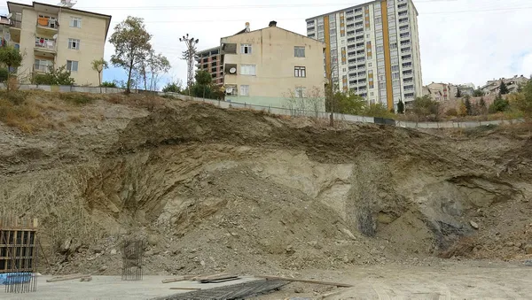 tokatta-iki-bina-cokme-riski-nedeniyle-bosaltildi-bina-sakinleri-iceri-girmeye-korkuyorlar-1604325425069.jpg Tokat'ta iki bina çökme riski nedeniyle boşaltıldı, bina sakinleri içeri girmeye korkuyorlar-2