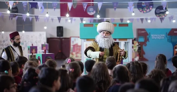 Maarifin Kalbinde Ramazan: Öğrenciler davul çalıp mani okudu koridorlar hilal ve yıldız figürleriyle süslendi