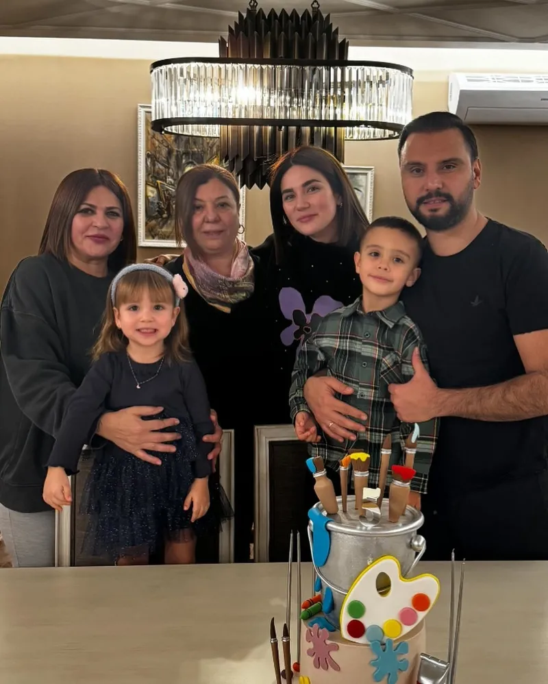 alisanin-ailesinde-takip-krizi-mi-cikti-gercek-baska-1773296157195.jpg Alişan’ın ailesinde kafa karıştıran hamle: Buse Varol ve kayınvalidesi birbirini sildi mi? Gerçek bambaşka...-3