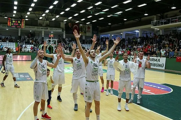 Bandırma Anadolu Efes’i farklı mağlup etti