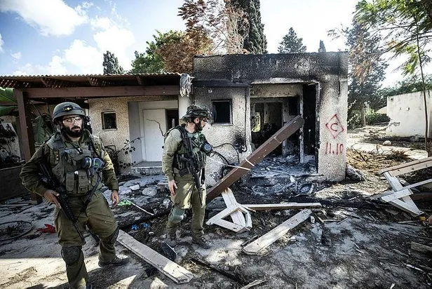 İşgalci İsrail askerlerinden A Haber muhabirine müdahale! Katliam konvoyu canlı yayında görüntülendi-9