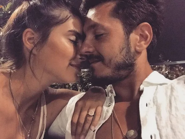 1617712492346.jpg Kolpa grubunun solisti Barış Yurtçu aşka geldi! Eşi Deniz Baysal’ın doğum gününü bakın nasıl kutladı-3