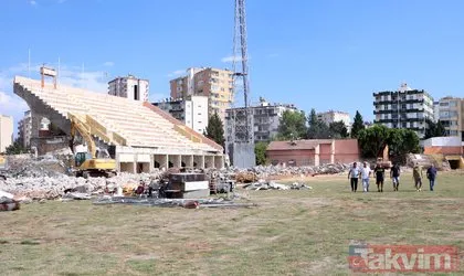 Adana’da bir devrin sonu! Futbol emektarları yıkılan 5 Ocak Stadı’nı son kez ziyaret etti