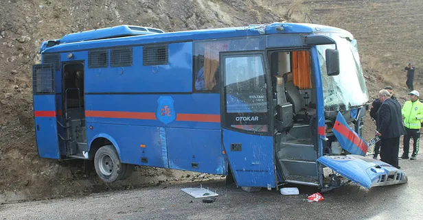 Sivas’ta mahkumları taşıyan minibüs kaza yaptı