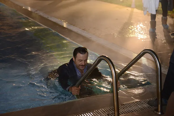 Yetkin Dikinciler buz gibi havuza atladı-5