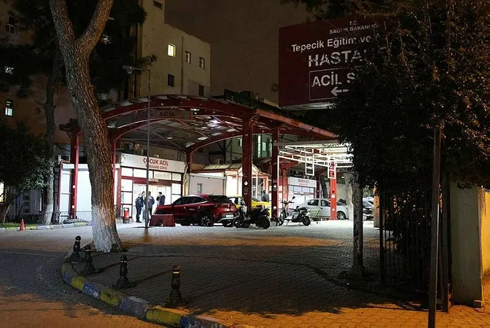 kavgada-yaralandi-kaldirildigi-hastanede-bicaklandi-izmirde-kabus-gibi-olay-1703655215495.jpeg Kavgada yaralandı kaldırıldığı hastanede bıçaklandı! İzmir'de kabus gibi olay!-1