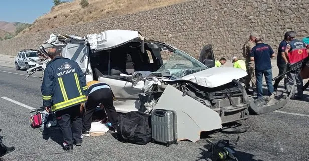 Van’da hafif ticari araç, TIR’a çarptı: 3 ölü, 3 yaralı