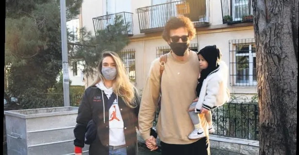 Akıncı’nın Beste’si Müge Boz eşi Caner Erdeniz ve kızı Vina ile Etiler’de yürüyüş yaptı