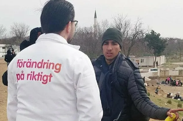 Avrupa'da göçmen paniği bunu da yaptırdı!  İsveç Demokratları'nın lideri Jimmie Akesson sınırda broşür dağıttı