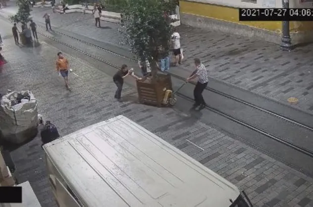 CHP'li İBB gecenin saat 4'ünde İstiklal Caddesi'ndeki ağaçları kaldırdı!