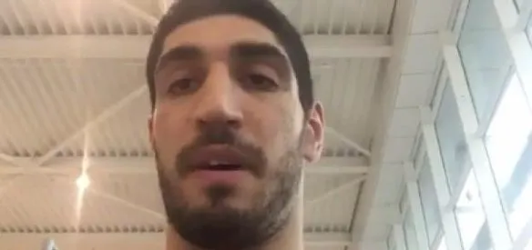 FETÖ elebaşı Fetullah Gülen'e yakınlığıyla bilinen NBA basketbolcusu Enes Kanter Romanya'da polis tarafından ülkeye sokulmadı