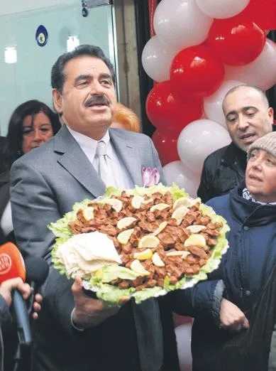 lahmacun-ve-cig-kofte-restoranlariyla-dunyaya-acilacagini-duyuran-ibrahim-tatlises-nusret-ve-czn-buraki-topa-t-1648751742020.jpeg