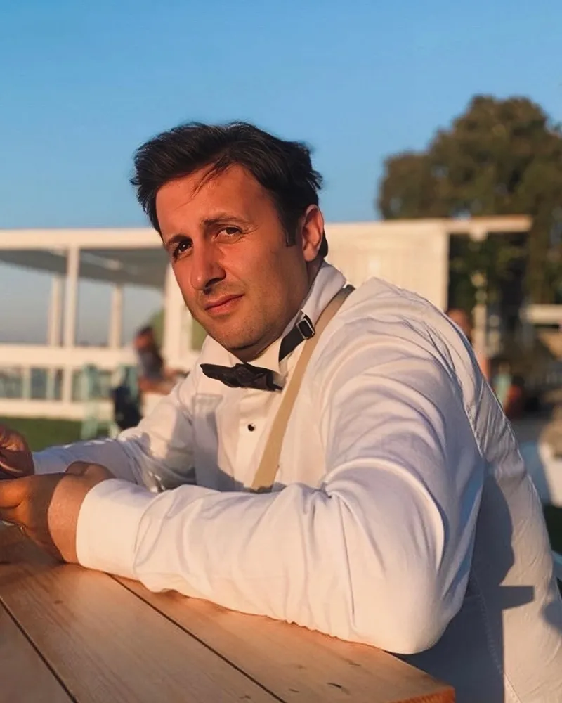 cakallarla-dansin-serveti-ilker-ayrik-esiyle-nasil-tanisti-1774015535067.jpg Yıllarca vesikalığını sakladığı kadın... İlker Ayrık’ın 15 yıl sonra kavuştuğu eşiyle hikayesi “Yok böyle bir aşk” dedirtti-5