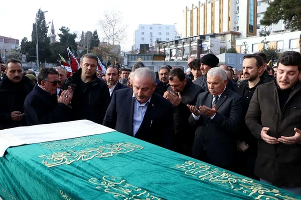 tbmm-baskani-sentopun-aci-gunu-kuzeninin-cenaze-namazini-kildirdi-1672405117137.jpg TBMM Başkanı Şentop'un acı günü: Kuzeninin cenaze namazını kıldırdı-7