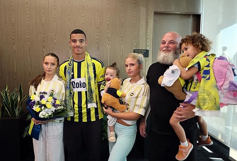 fenerbahceden-imza-toreninde-transfer-mujdesi-geldi-1784295553777.jpeg Fenerbahçe'den yeni transferlerin imza töreninde flaş mesaj: 1 transfer daha yolda!-3