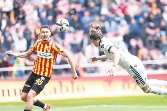 bu-sezon-elestirilerin-en-buyuk-hedefi-olan-arda-turan-galatasaray-formasiyla-1-yildir-gol-atamiyor-1651702069311.jpeg Bu sezon eleştirilerin en büyük hedefi olan Arda Turan Galatasaray formasıyla 1 yıldır gol atamıyor-8