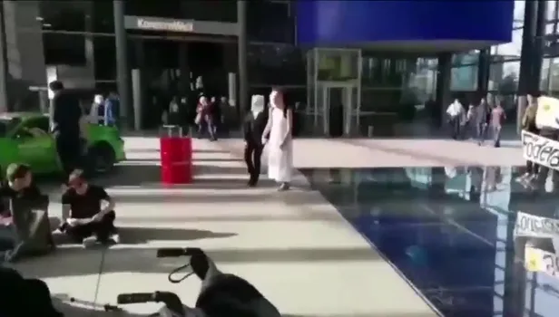 YPG/PKK yandaşları Volkswagen binasına saldırdı