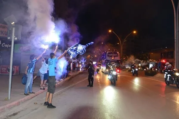 Süper Lig'e yükselen Adana Demirspor 26 yıl sonra taraftarı sokaklara döktü! Şehir turu attılar-4