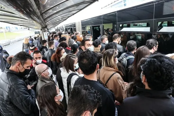 istanbullunun-trafik-cilesi-metrobus-ve-tramvaylar-tika-basa-dolu-duraklar-kalabalik-istanbul-yol-durumu-1618846327762.jpg İstanbullunun trafik çilesi! Vatandaş CHP'li İBB'ye isyan bayrağı açtı: İnsanlar üst üste biniyor!-8