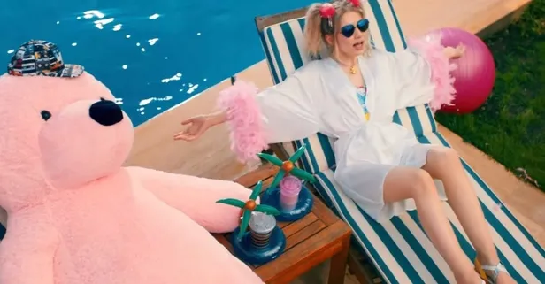 Aleyna Tilki seslendirdiği Yıldız Tilbe'nin Yalnız Çiçek şarkısına klip çekti