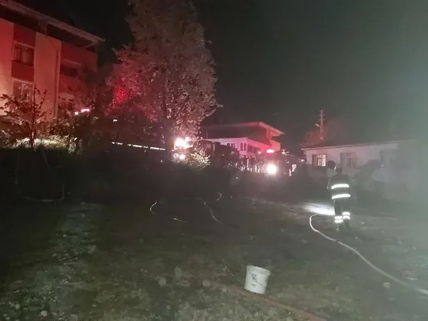 SON DAKİKA: Kastamonu'da gece yarısı korkutan yangın: 6 ev yanarak kullanılamaz hale geldi-4