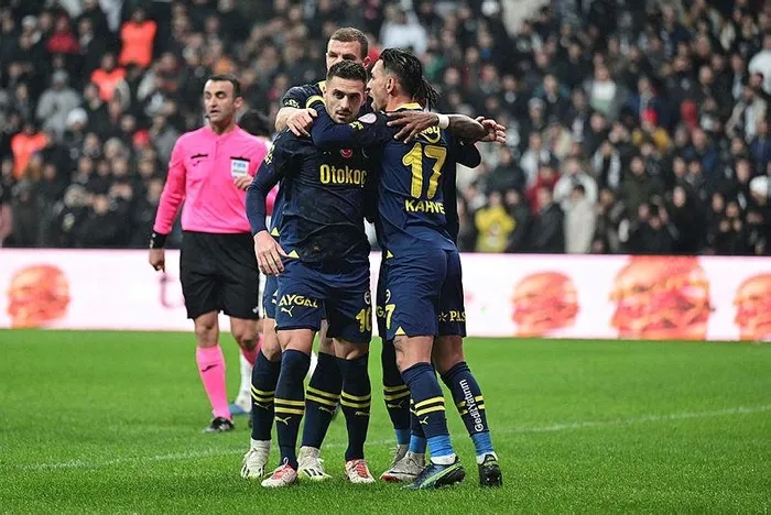 fenerbahce-besiktasi-yendi-hakem-kararlari-maca-damga-vurdu-1702144191032.jpeg Fenerbahçe Beşiktaş'ı yendi! Hakem kararları maça damga vurdu-5