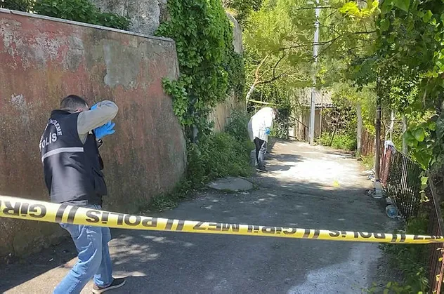 İstanbul'da ağabey dehşeti! Kardeşini bıçakla delik deşik etti! Polis kanlı bıçakla yakaladı