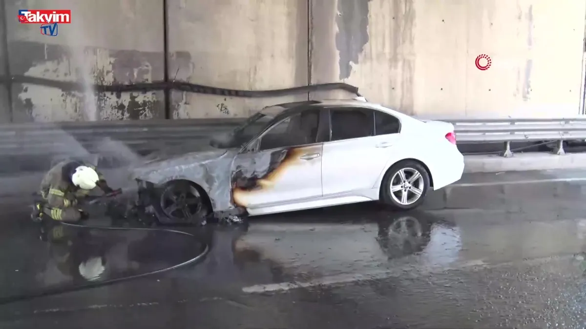 Ataşehir'de otomobil yangını! - İzle