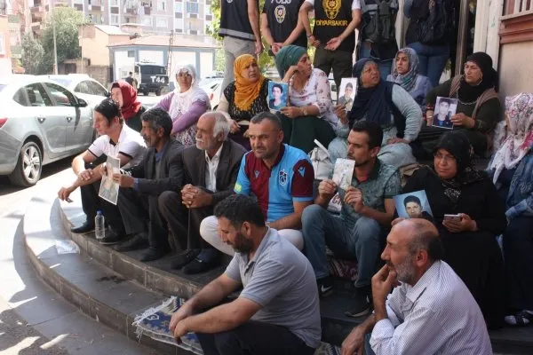Diyarbakır’da HDP önünde evlat nöbeti sürüyor: Aile sayısı 24’e yükseldi
