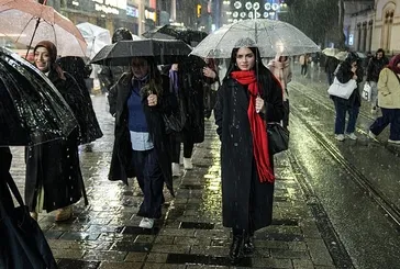 İstanbul'da sağanak yağış etkisini gösterdi! Yollar çöktü | Evleri su bastı
