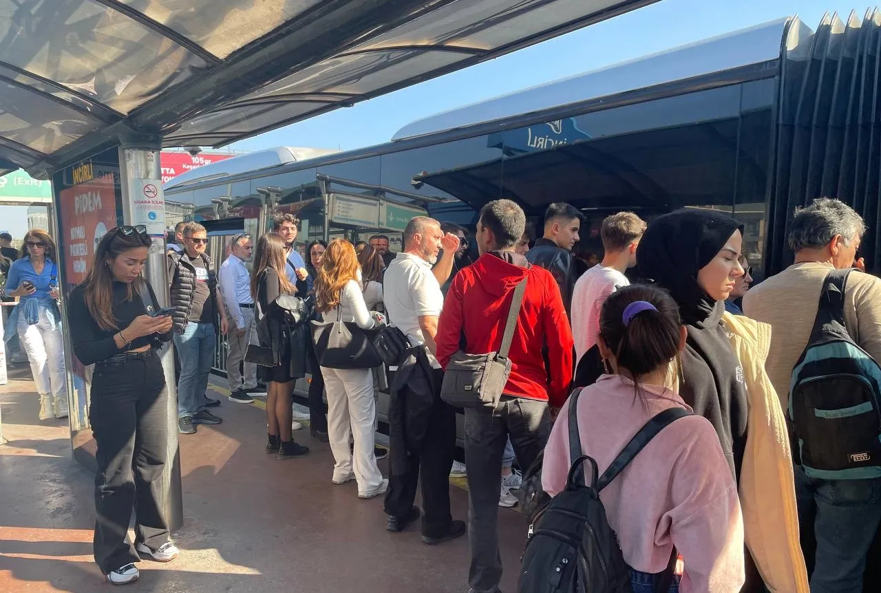 İstanbul’da yine metrobüs arızası!