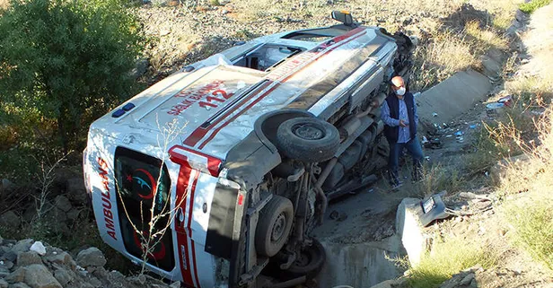 Yozgat'ta ambulans takla attı: 3 yaralı