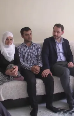 Berat Albayrak PKK'lı teröristlerce şehit edilen AK Parti Dicle İlçe başkanı ve yardımcısının ailelerini ziyaret etti