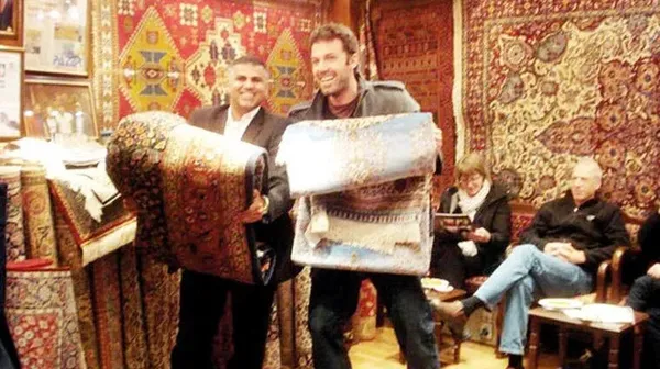 kapalicarsida-bill-clinton-baba-ogul-bush-demi-moore-bruce-willis-ben-affleck-gibi-isimlere-hali-satan-hakan-e-1658902639458.jpg Kapalıçarşı'da Bill Clinton baba-oğul Bush Demi Moore, Bruce Willis, Ben Affleck gibi isimlere halı satan Hakan Evin saldırıya uğradı-3