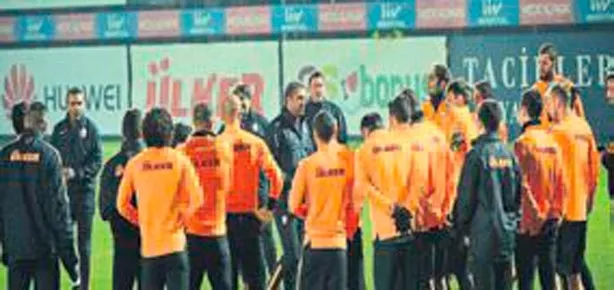 Aslan avını bekliyor