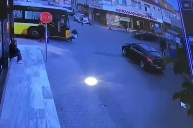Ataşehir'de İETT eğitim aracı yolun karşısına geçmeye çalışan küçük çocuğa çarptı
