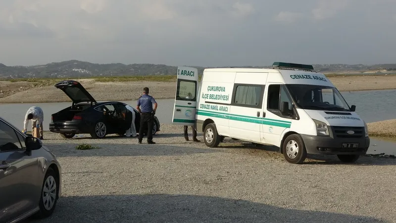 Cesedler incelemenin ardından adli tıp kurumuna götürüldü (İHA)