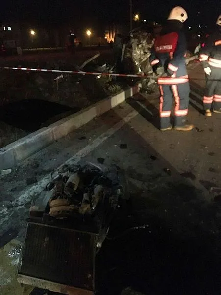 Son dakika: Trabzon'da üç parçaya bölünen araçtan 1 kişinin cansız bedeni çıkarıldı-3