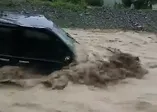 Samsun'da aracın sele kapıldığı anlar kamerada
