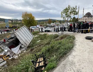 Faciaya ramak kala! Freni boşalan kamyon, taksi durağına daldı