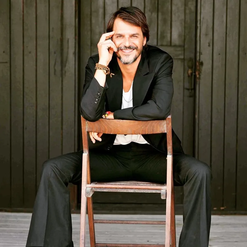 mehmet-gunsur-20-yillik-esi-katerina-mongioya-olan-askini-haykirdi-1775568772346.jpg Mehmet Günsür 20 yıllık eşi Katerina Mongio’ya olan aşkını haykırdı-6