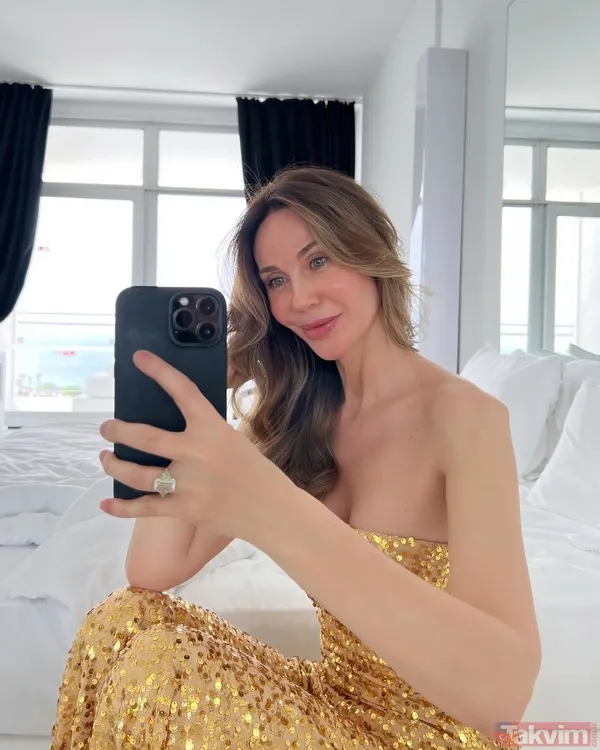 47’lik Demet Şener’den peş peşe yatak odası pozları! Gören dönüp bir daha baktı! İbrahim Kutluay’dan 2 evladı olan Demet... - 10