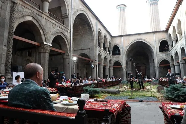 baskan-recep-tayyip-erdogan-erzurumda-genclerle-bulustu-1626541718811.jpeg Başkan Recep Tayyip Erdoğan, Erzurum’da gençlerle buluştu-5