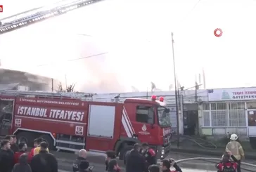 Ümraniye'de 2 katlı binanın çatısı alev alev yandı