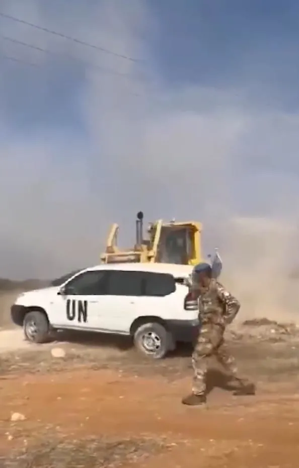 BM Barış Gücü askerleri, Pile-Yiğitler Yolu Projesi'ni engellemek üzere sabah saatlerinden itibaren projenin başlanacağı alana beton bloklar yerleştirmişti. (18 Ağustos 2023)